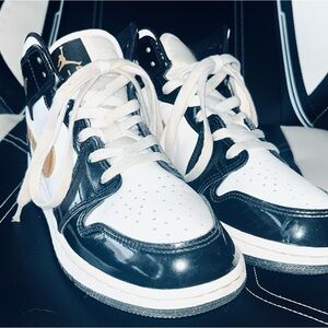 Jordan 1 Mid SE Kids Unisex (Black/Metallic Gold-White), Size 6.5